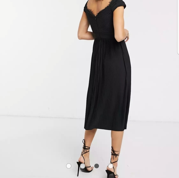 Goegeous Black Dress with Lace and Pleat detailing 💃🏼 - Picture 3 of 8